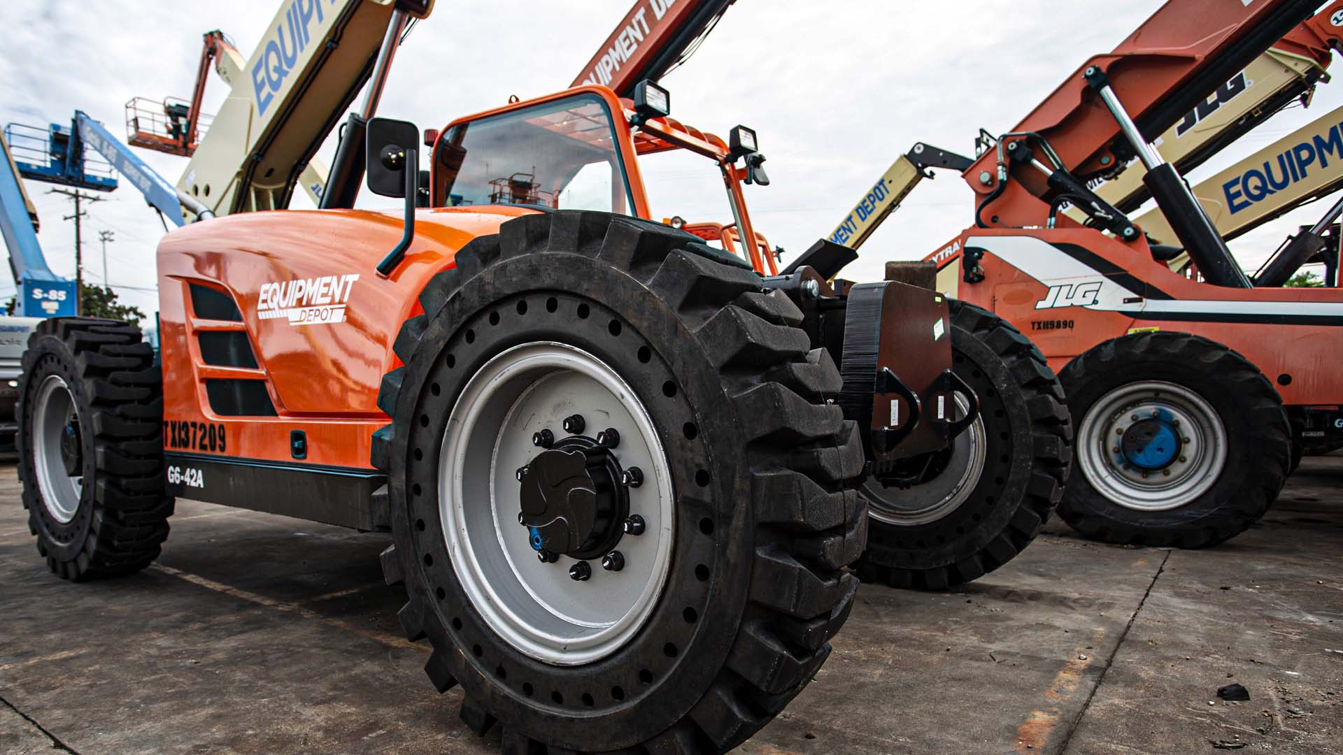 Solid Tire vs. Pneumatic Tire Why Solid? Sentry Tire